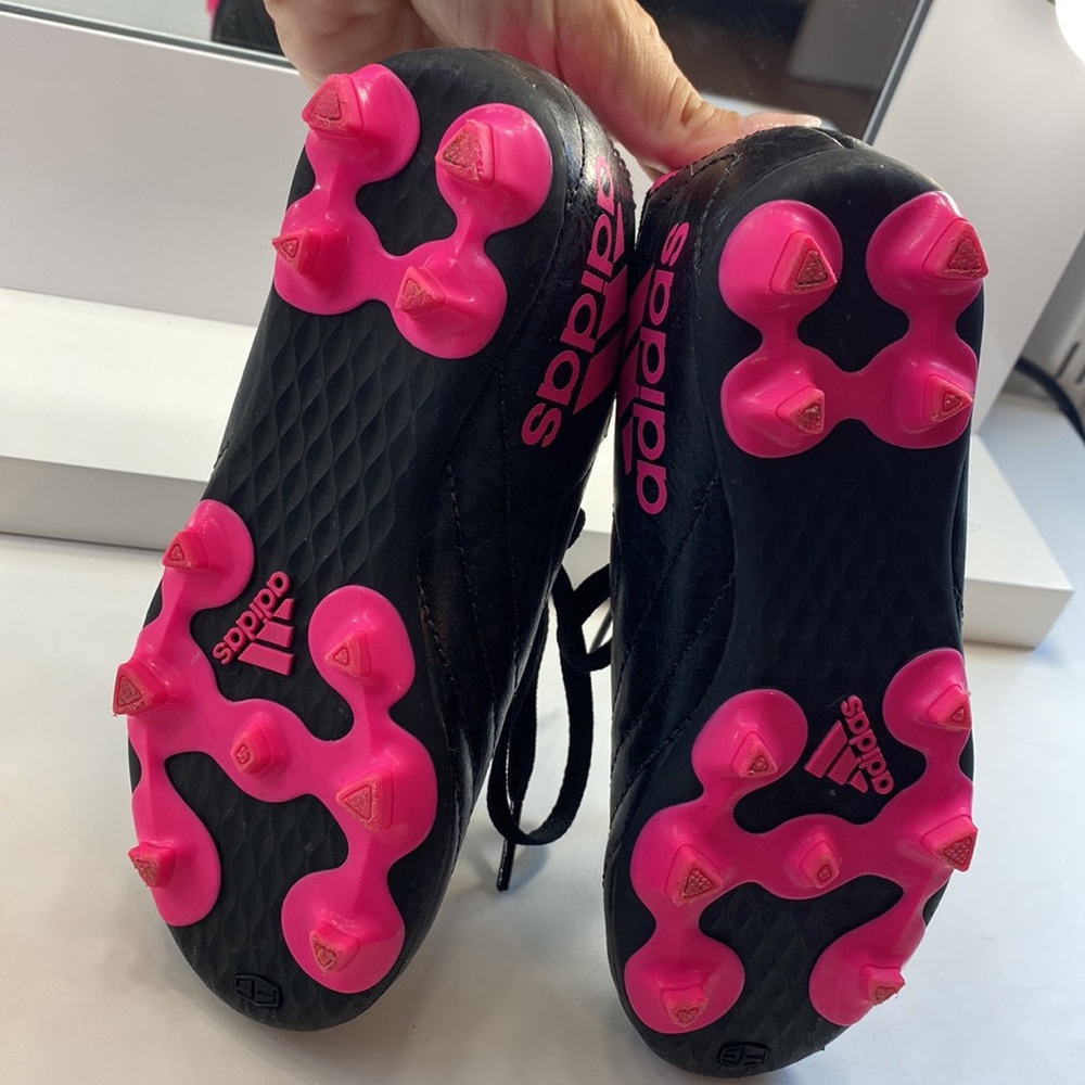 Kids Adidas black and pink spikes - Picture 3 of 4